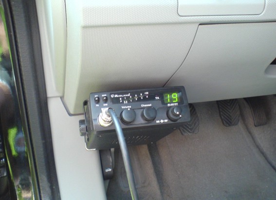 CB radio w samochodzie SAXON